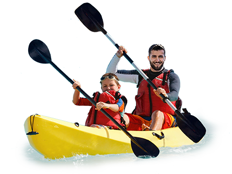 Familia navegando junta en kayaks por la costa de Dénia durante una excursión guiada.